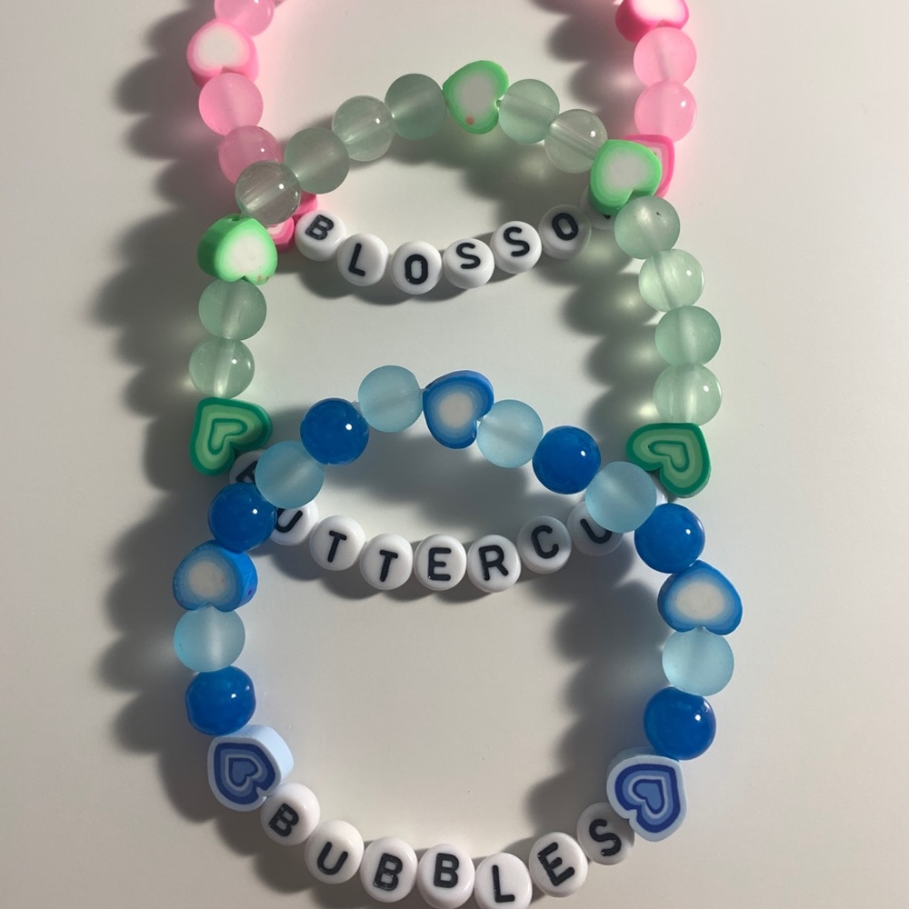 Handmade powderpuff blossom themed bracelet - Picture 3 of 3